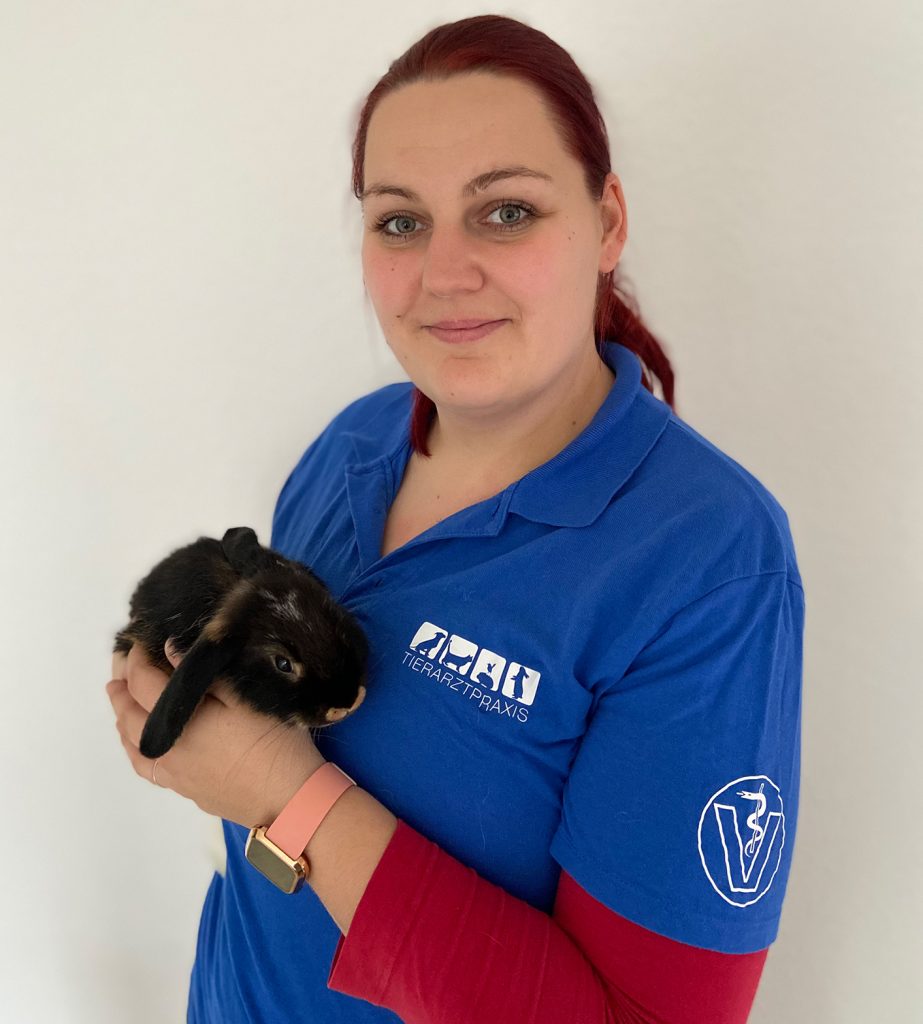 Tierarzthelferin Janina Gabbert mit einem Hasen in der Hand