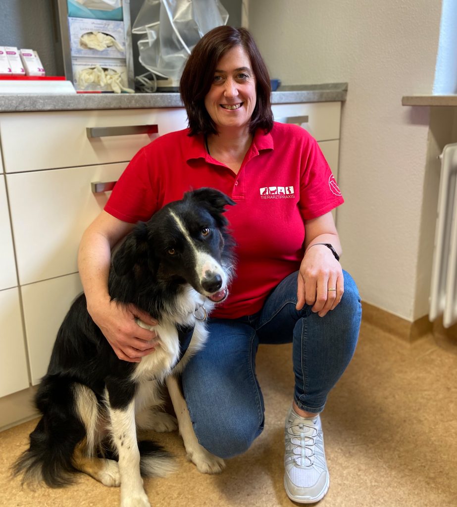 Tierarzthelferin Margit Wagenaar in dem Behandlungszimmer und ein Hund in ihrem Arm
